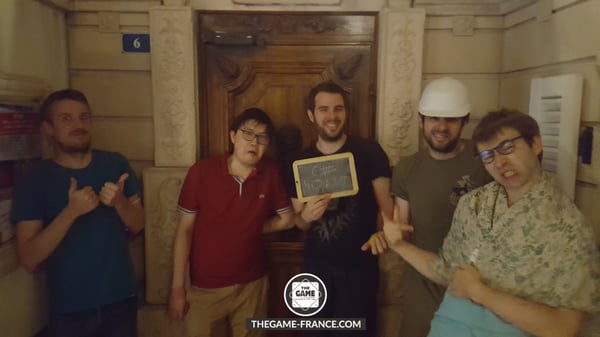 joueurs-escape-game-dans-tremblement-de-terre