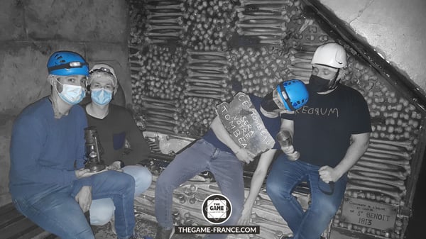 joueurs-escape-game-dans-catacombes 