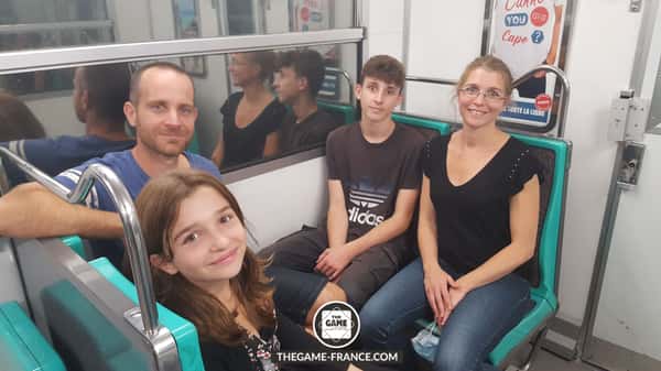 joueurs-escape-game-dans-rame-de-metro