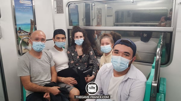 joueurs-escape-game-dans-rame-de-metro