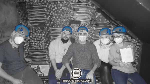 joueurs-escape-game-dans-catacombes 
