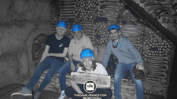 joueurs-escape-game-dans-catacombes 
