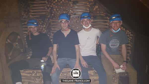 joueurs-escape-game-dans-catacombes 