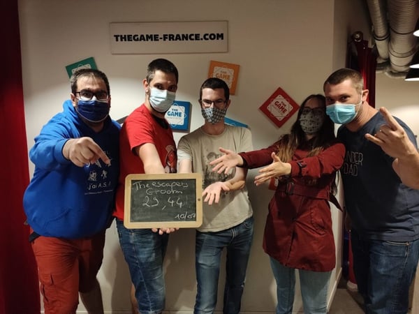 joueurs-escape-game-devant-cadre-rez-de-jardin