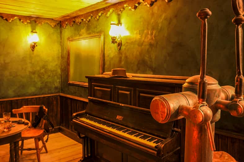 the-game-le-far-west-entree-saloon
