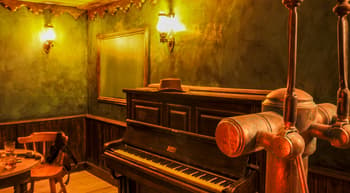 the-game-le-far-west-entree-saloon