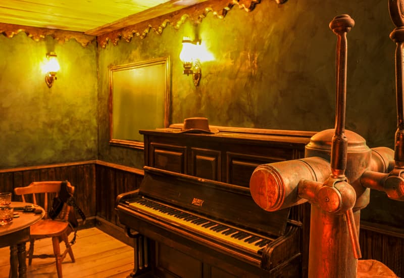 the-game-le-far-west-entree-saloon