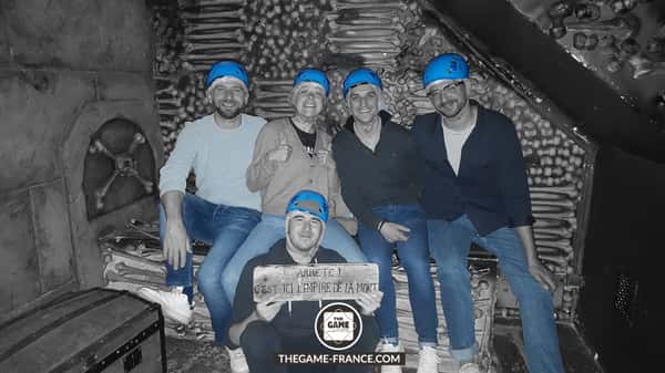 joueurs-escape-game-dans-catacombes