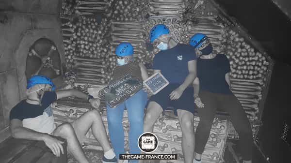 joueurs-escape-game-dans-catacombes