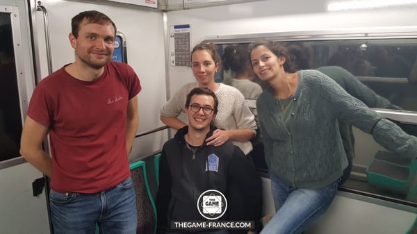 joueurs-escape-game-dans-rame-de-metro