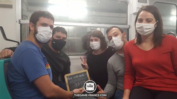 joueurs-escape-game-dans-rame-de-metro