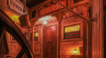 the-game-le-far-west-entree-saloon