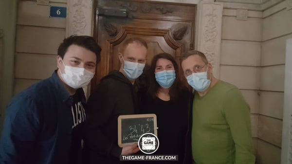 joueurs-escape-game-dans-tremblement-de-terre