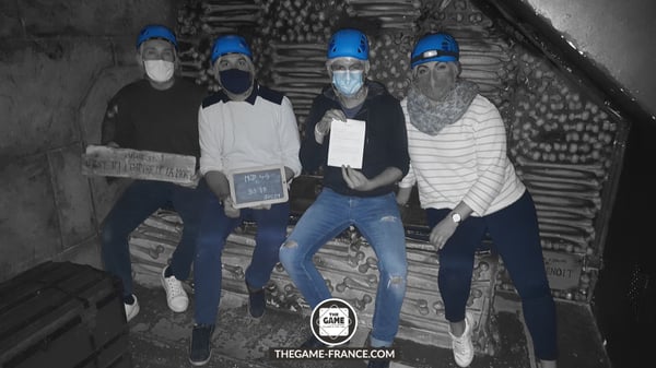 joueurs-escape-game-dans-catacombes 