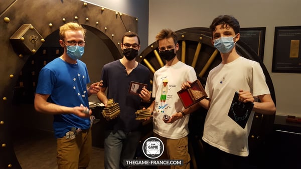 joueurs-escape-game-avec-lingots-et-billets