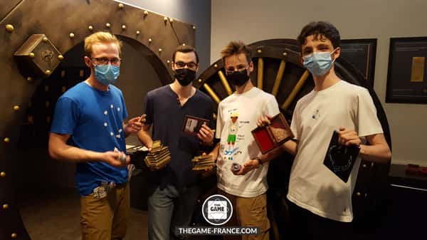 joueurs-escape-game-avec-lingots-et-billets