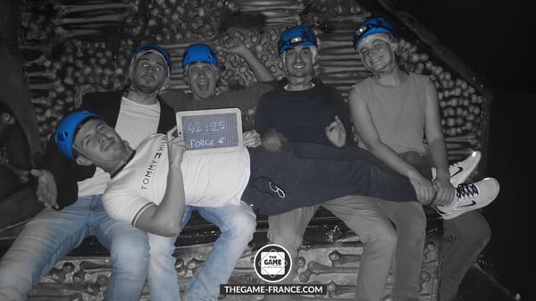 joueurs-escape-game-dans-catacombes 