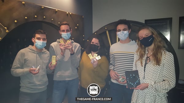 joueurs-escape-game-devant-porte-blindee