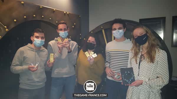 joueurs-escape-game-devant-porte-blindee