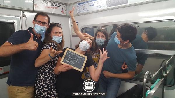 joueurs-escape-game-dans-rame-de-metro