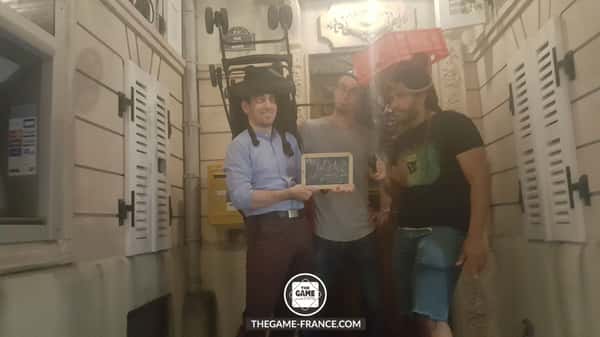 joueurs-escape-game-dans-tremblement-de-terre