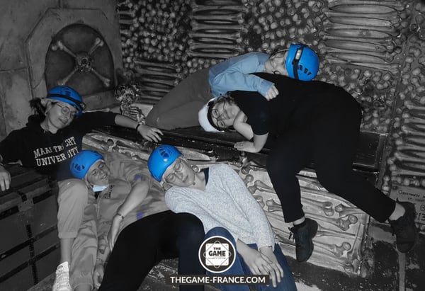 joueurs-escape-game-dans-catacombes