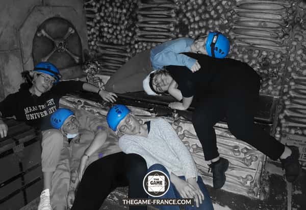 joueurs-escape-game-dans-catacombes