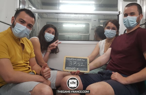 joueurs-escape-game-dans-rame-de-metro