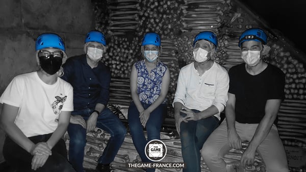 joueurs-escape-game-dans-catacombes 