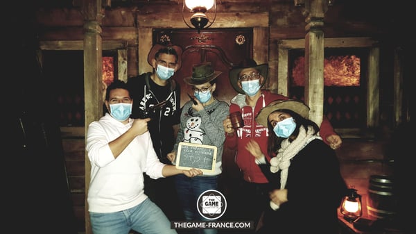 joueurs-escape-game-devant-saloon