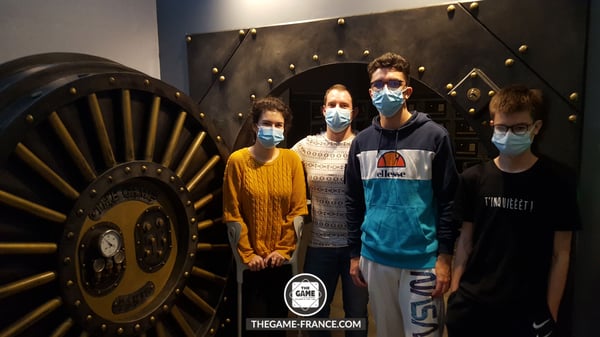 joueurs-escape-game-dans-salle-des-coffres
